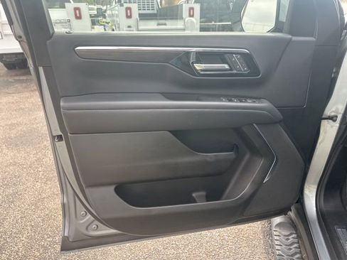 Used 2025 Chevrolet Suburban Z71 image 11