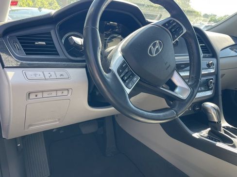 Used 2019 Hyundai Sonata Limited w/ Ultimate Package 04 FWD image 8