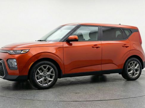 Used 2025 Kia Soul LX w/ LX Technology Package image 3