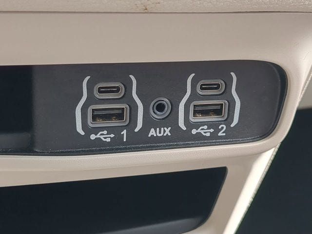 Used 2024 Chrysler Pacifica Limited FWD image 21