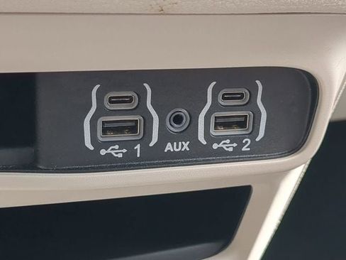 Used 2024 Chrysler Pacifica Limited FWD image 21