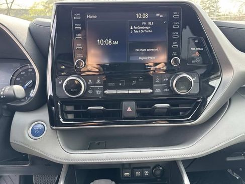 Used 2020 Toyota Highlander XLE AWD/4WD image 24