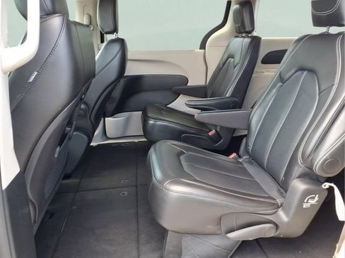 Used 2024 Chrysler Pacifica Touring-L FWD image 18