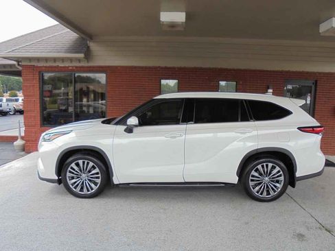 Used 2021 Toyota Highlander Platinum AWD/4WD image 1