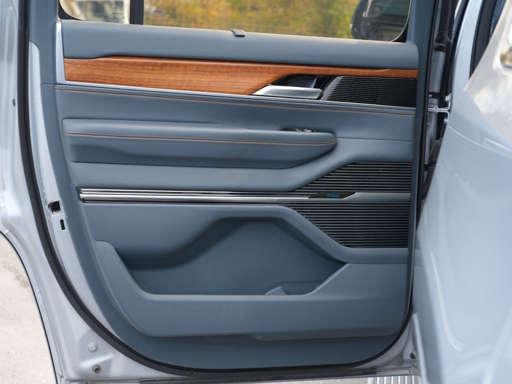 Used 2023 Jeep Grand Wagoneer Series III AWD/4WD image 20