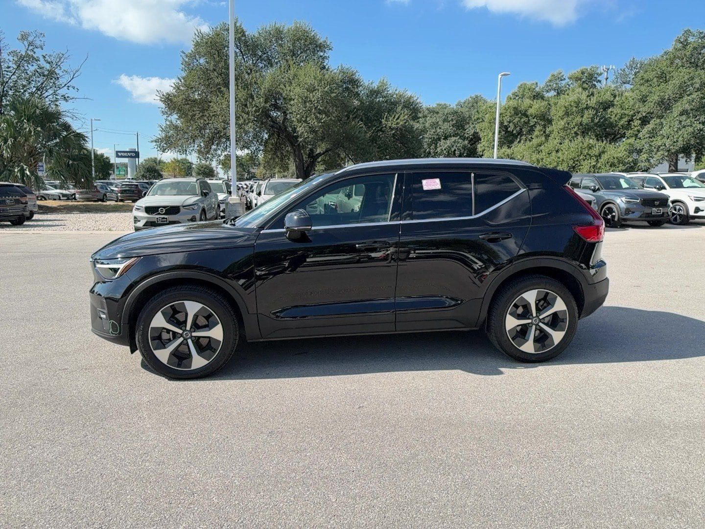 Certified 2024 Volvo XC40 B5 Plus AWD/4WD image 3