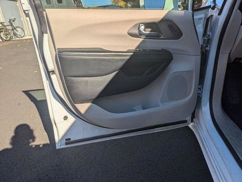Certified 2022 Chrysler Pacifica Touring-L FWD image 10