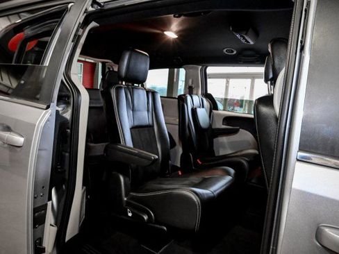 Used 2019 Dodge Grand Caravan SXT w/ Rear Park Assist Package image 23