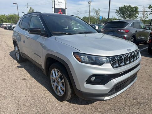 Used 2025 Jeep Compass Limited AWD/4WD image 3