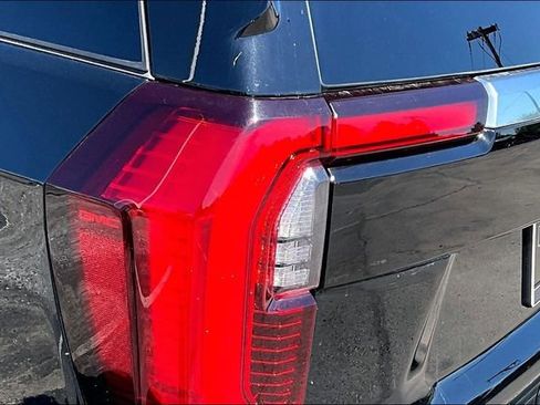 Used 2025 GMC Yukon XL Denali AWD/4WD image 23