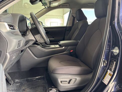 Used 2025 Toyota Highlander LE FWD image 28