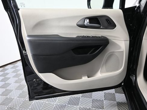 Used 2024 Chrysler Pacifica Touring-L FWD image 20