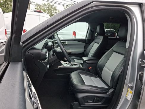 Used 2022 Ford Explorer XLT w/ Equipment Group 202A AWD/4WD image 14