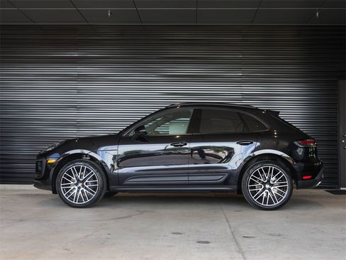 Certified 2025 Porsche Macan image 2