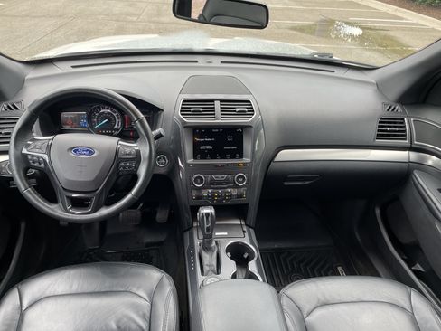 Used 2018 Ford Explorer XLT w/ Equipment Group 202A AWD/4WD image 26