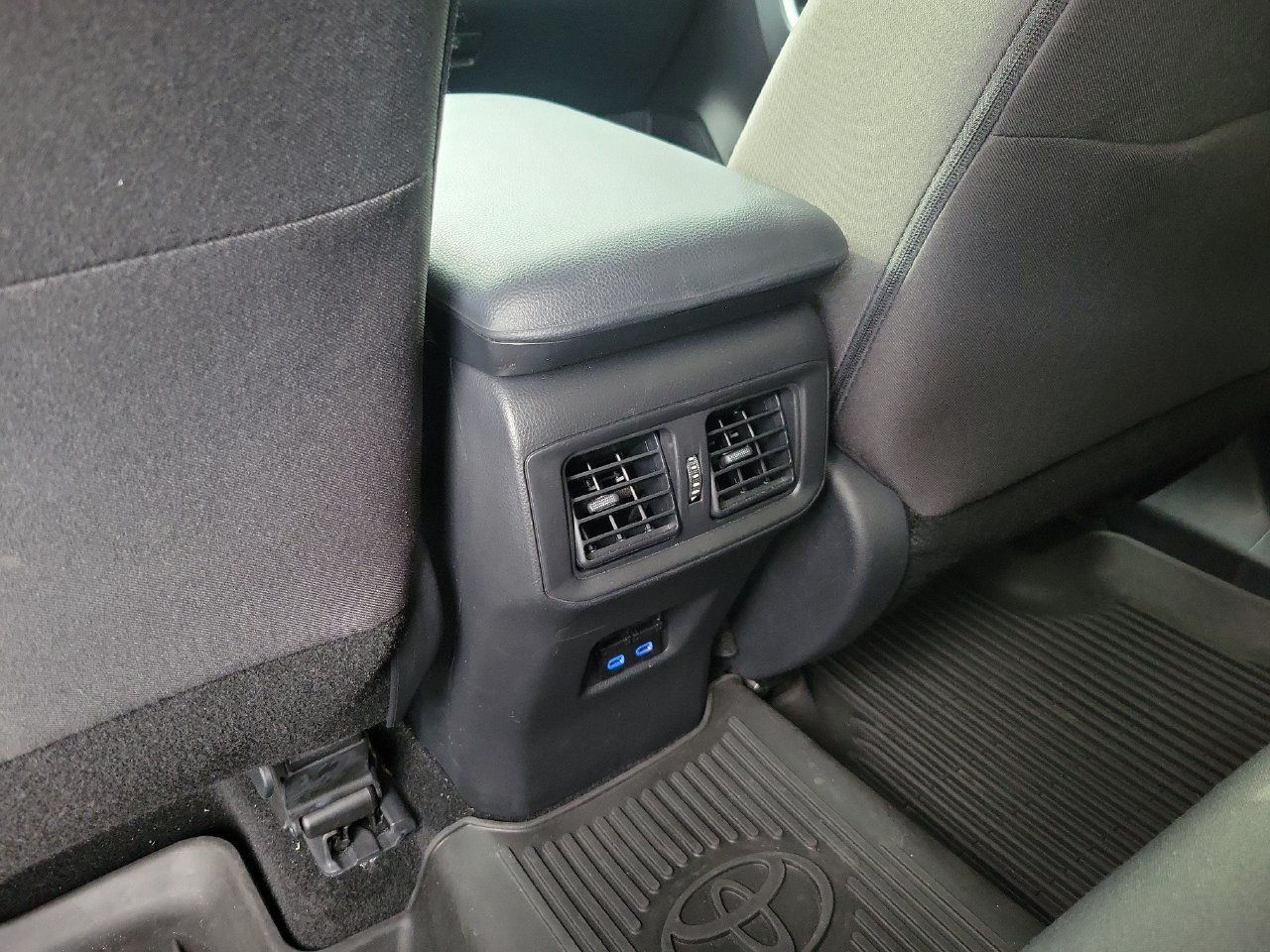 Used 2022 Toyota RAV4 XLE w/ Convenience Package FWD image 12
