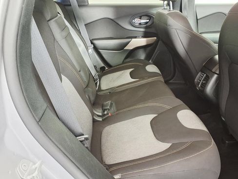 Used 2018 Jeep Cherokee Latitude w/ Altitude Package FWD image 4