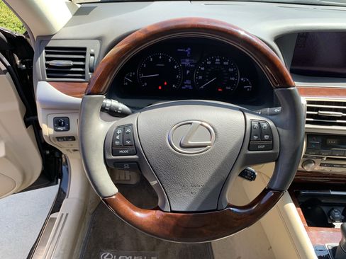 Used 2013 Lexus LS 460 AWD w/ Comfort Pkg image 18