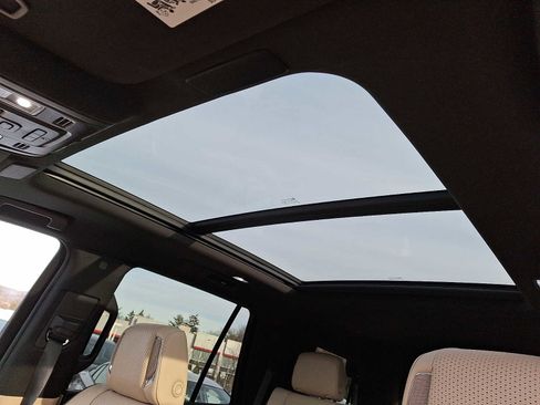 Used 2022 Cadillac Escalade Premium Luxury image 12