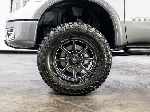 Used 2019 Nissan Titan PRO-4X image 11