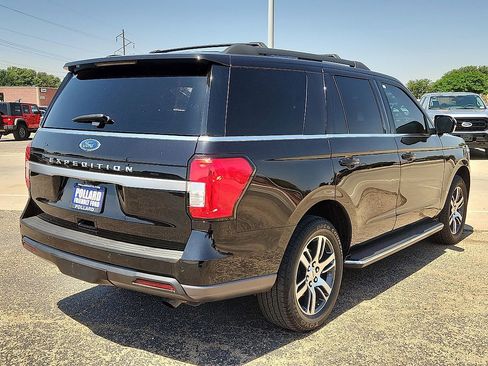 Used 2022 Ford Expedition XLT AWD/4WD image 3