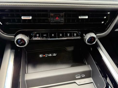 New 2025 Chevrolet Suburban Premier image 31