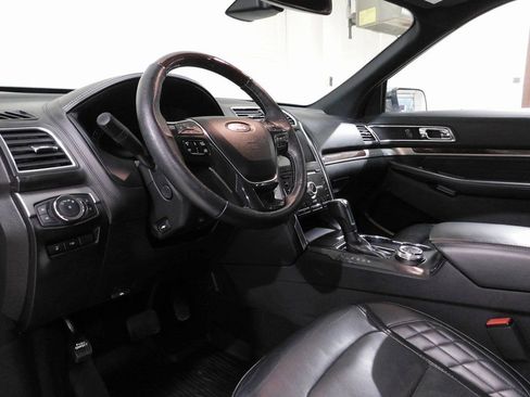Used 2019 Ford Explorer Platinum image 29