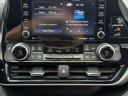 Used 2020 Toyota Highlander XLE AWD/4WD image 16