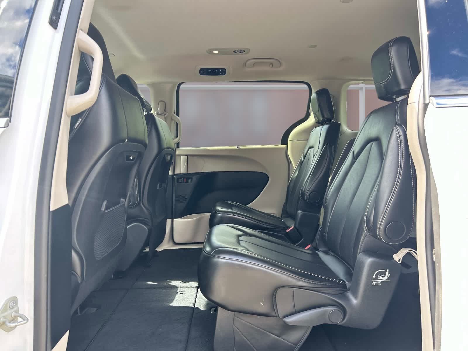 Used 2024 Chrysler Pacifica Touring-L FWD image 21