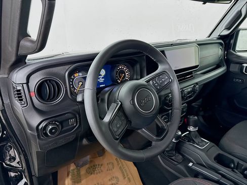 Used 2025 Jeep Wrangler Unlimited Rubicon AWD/4WD image 9