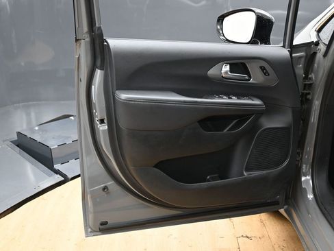 Used 2025 Chrysler Pacifica Select FWD image 41
