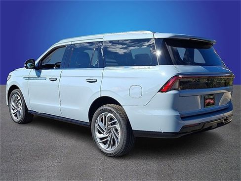 New 2025 Lincoln Navigator Reserve image 4