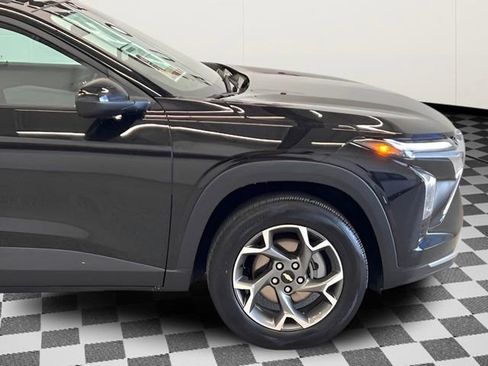 Used 2025 Chevrolet Trax LT w/ LT Convenience Package image 4