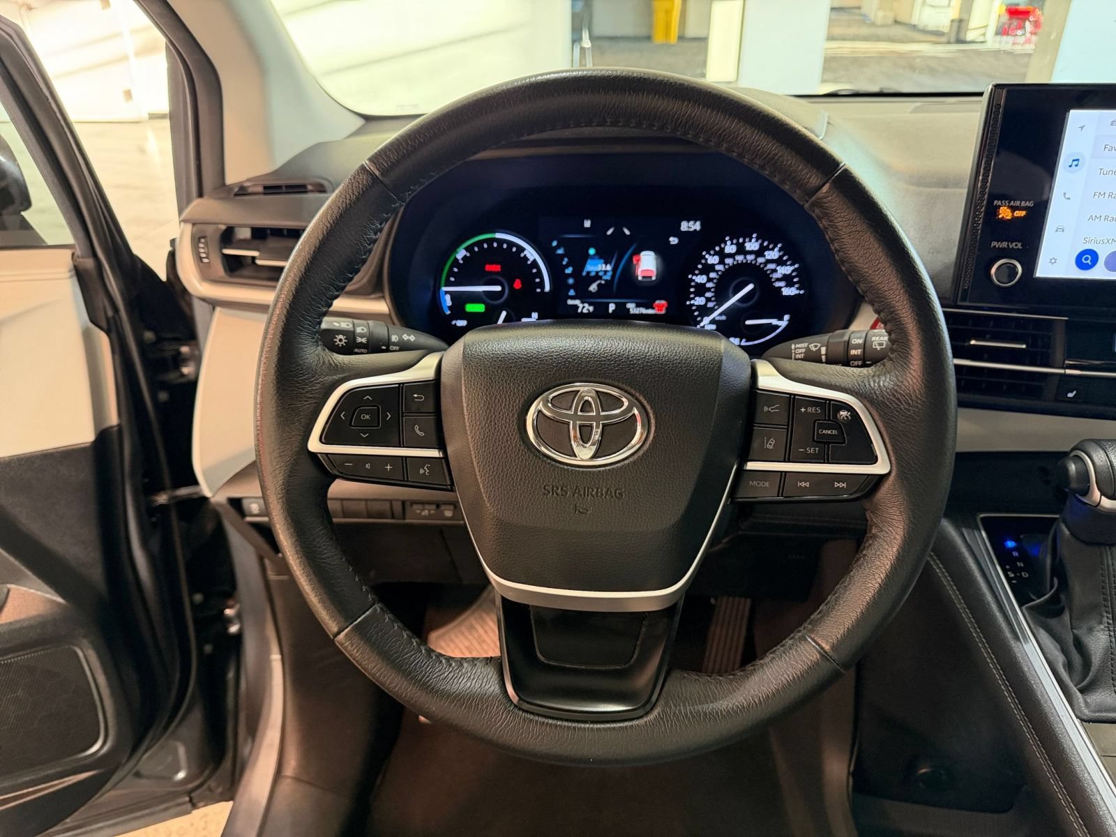 Used 2025 Toyota Sienna XLE FWD image 28