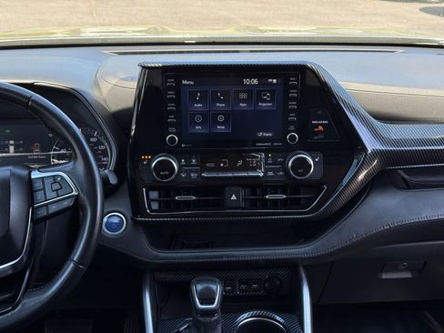 Used 2020 Toyota Highlander XLE AWD/4WD image 21