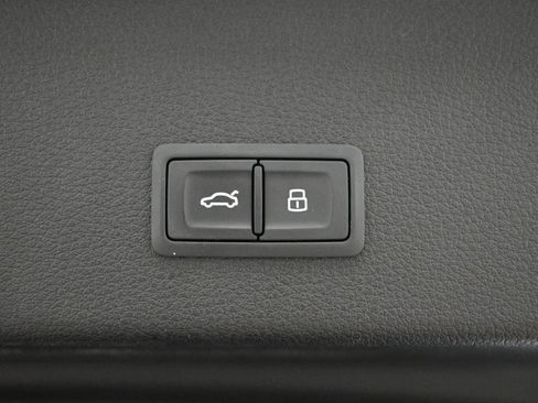 Used 2020 Audi e-tron Prestige w/ Prestige Package image 18