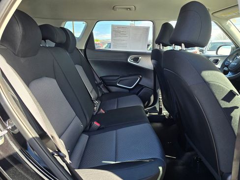 Used 2023 Kia Soul LX w/ LX Technology Package image 12