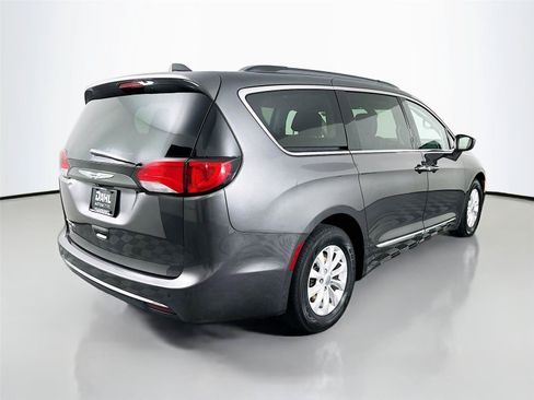 Used 2017 Chrysler Pacifica Touring-L FWD image 13