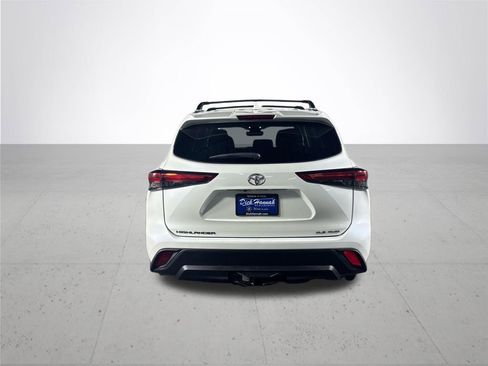Used 2021 Toyota Highlander XLE AWD/4WD image 7