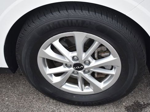 Used 2024 Kia Carnival LX FWD image 11