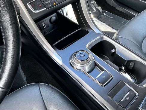 Used 2018 Ford Fusion SE w/ Fusion SE Technology Package FWD image 17