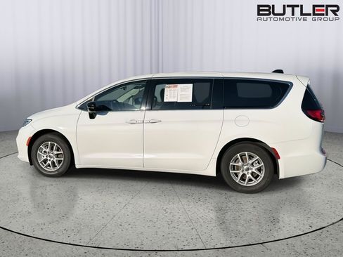 Used 2024 Chrysler Pacifica Touring-L FWD image 3