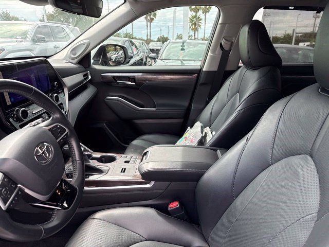 Used 2023 Toyota Highlander Limited FWD image 9