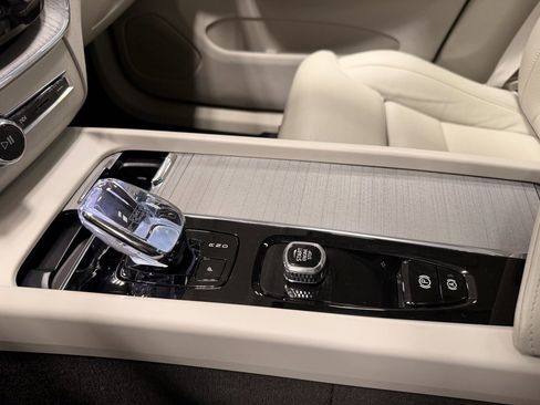 Used 2024 Volvo XC60 T8 Ultimate image 35