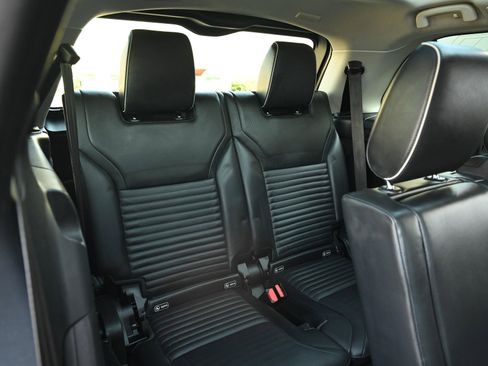 Used 2020 Land Rover Discovery HSE image 15