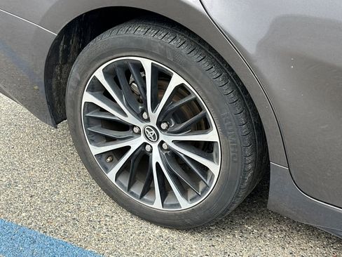 Used 2019 Toyota Camry SE image 14