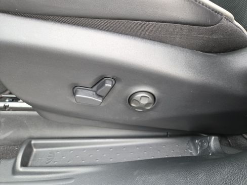 Certified 2026 Chrysler Pacifica Limited FWD image 33