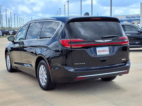 Used 2024 Chrysler Pacifica Touring-L FWD image 2