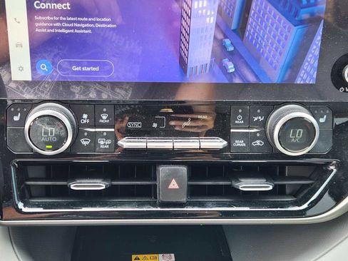 Used 2023 Toyota Highlander XLE FWD image 22