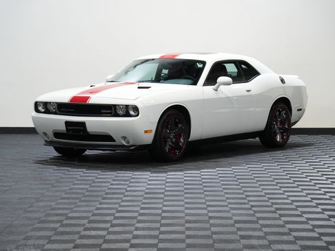 Used 2014 Dodge Challenger SXT RWD image 3